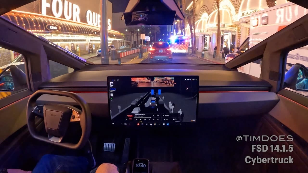 Cybertruck FSD 14.1.5 - First Impressions on Las Vegas Strip with Mad Max