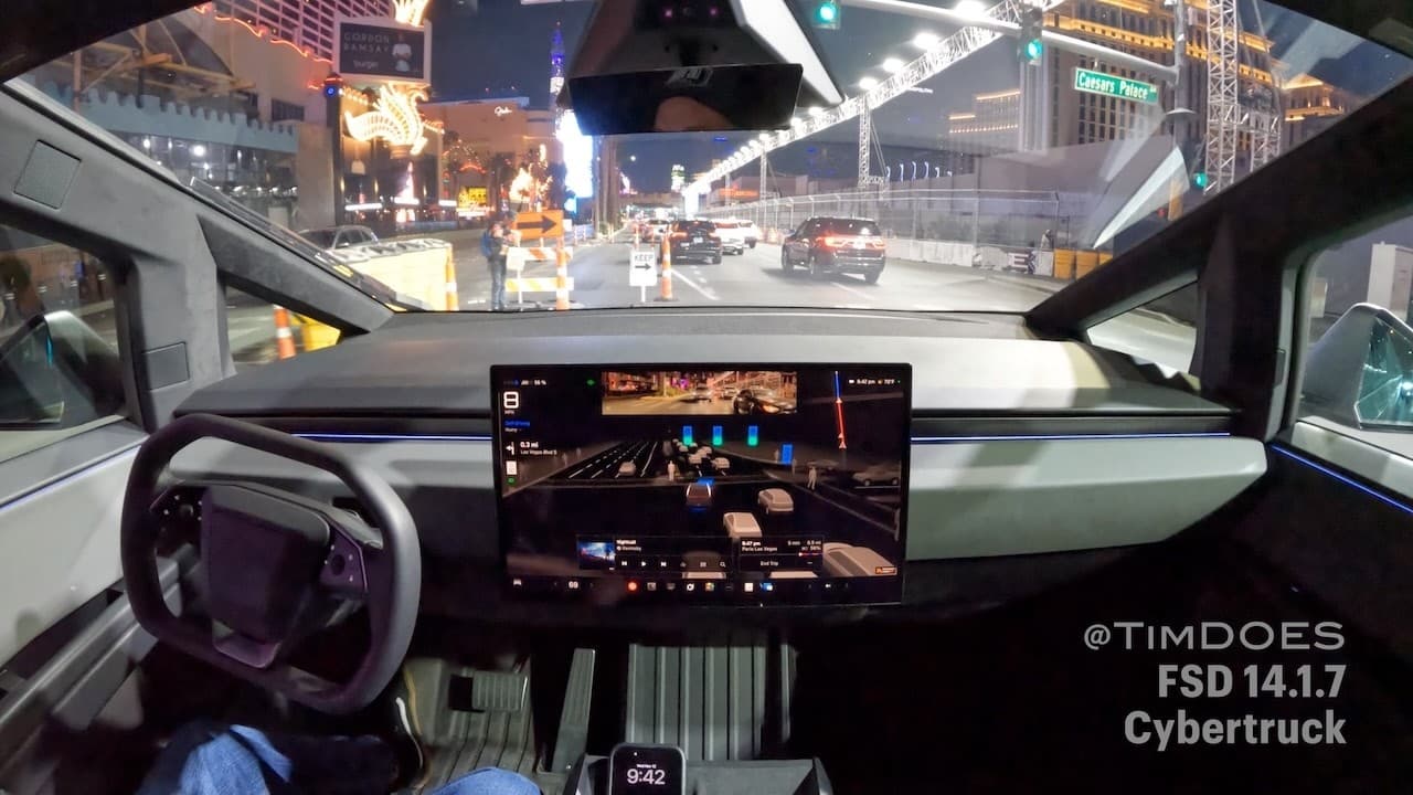 Cybertruck FSD 14.1.7 - First Impressions on Las Vegas Strip in Racetrack Construction