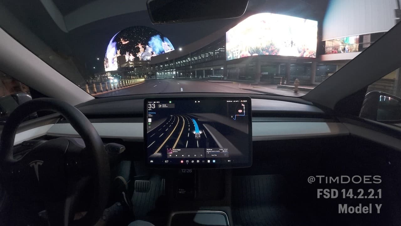 FSD 14.2.2.1 First Impressions on Las Vegas Strip